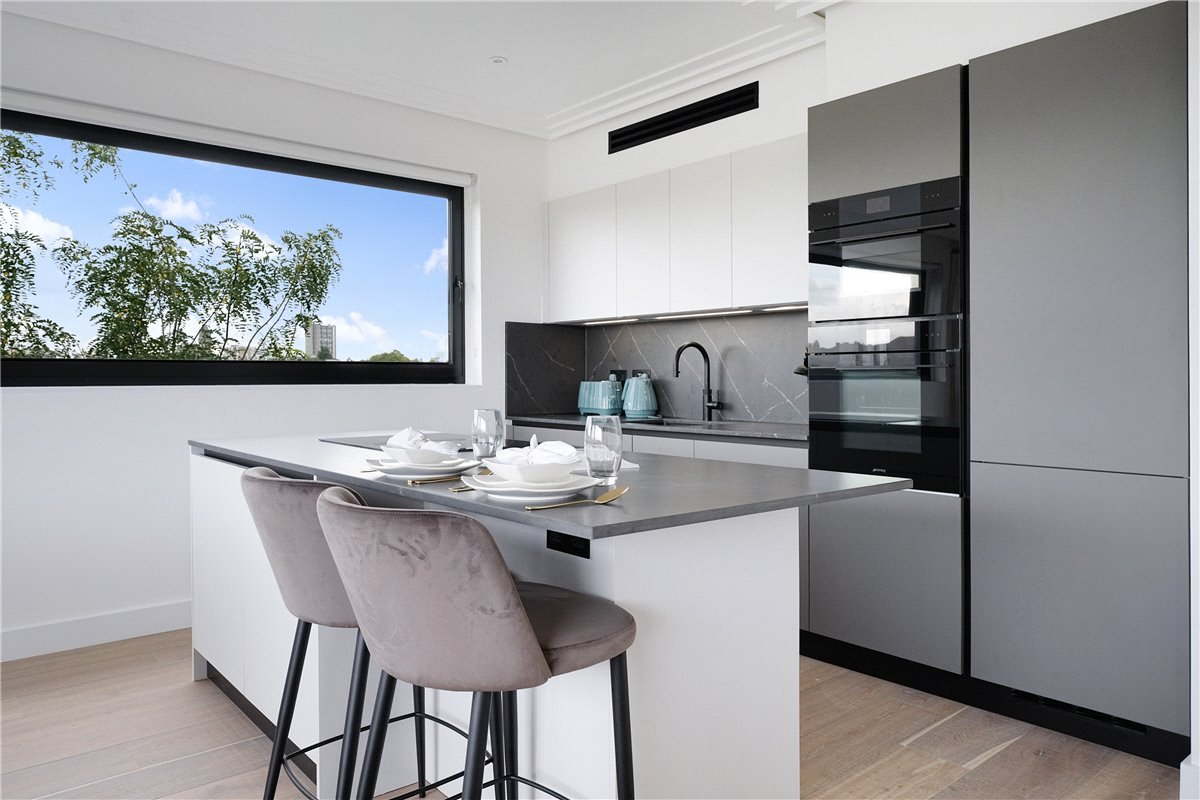 3 bedroom flat, Brewster Gardens, North Kensington W10 - Available