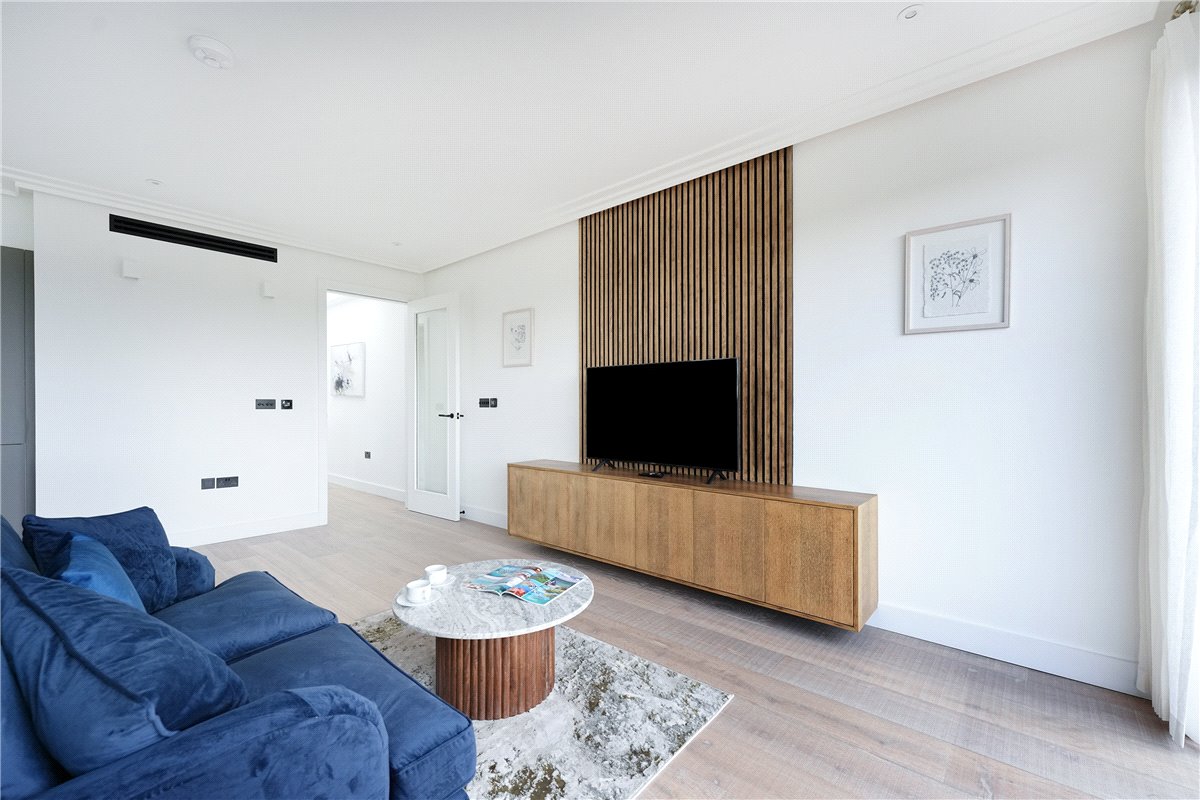 3 bedroom flat, Brewster Gardens, North Kensington W10 - Available