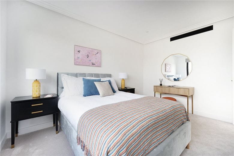 3 bedroom flat, Brewster Gardens, North Kensington W10 - Available