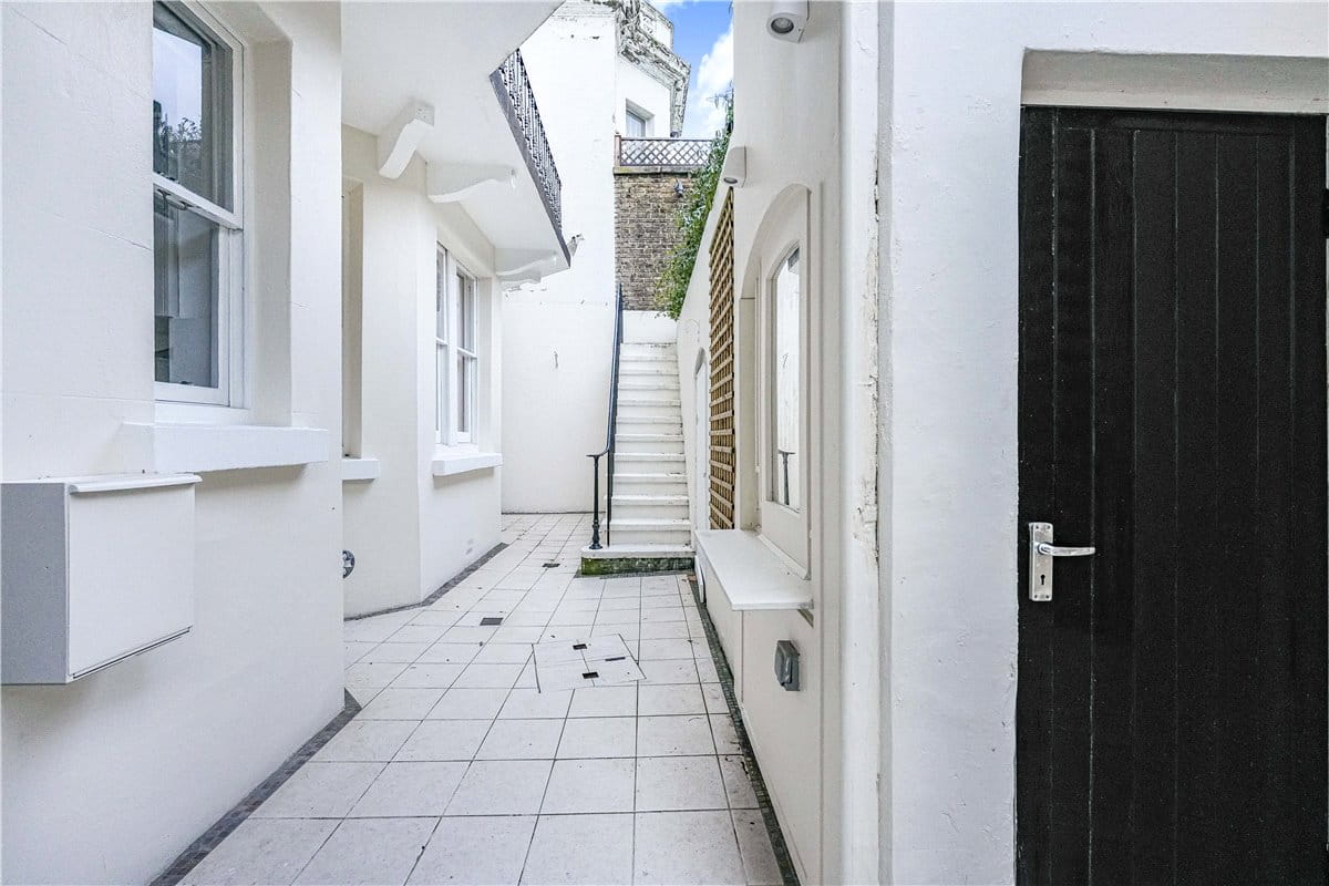 3 bedroom flat, Holland Park, London W11 - Available