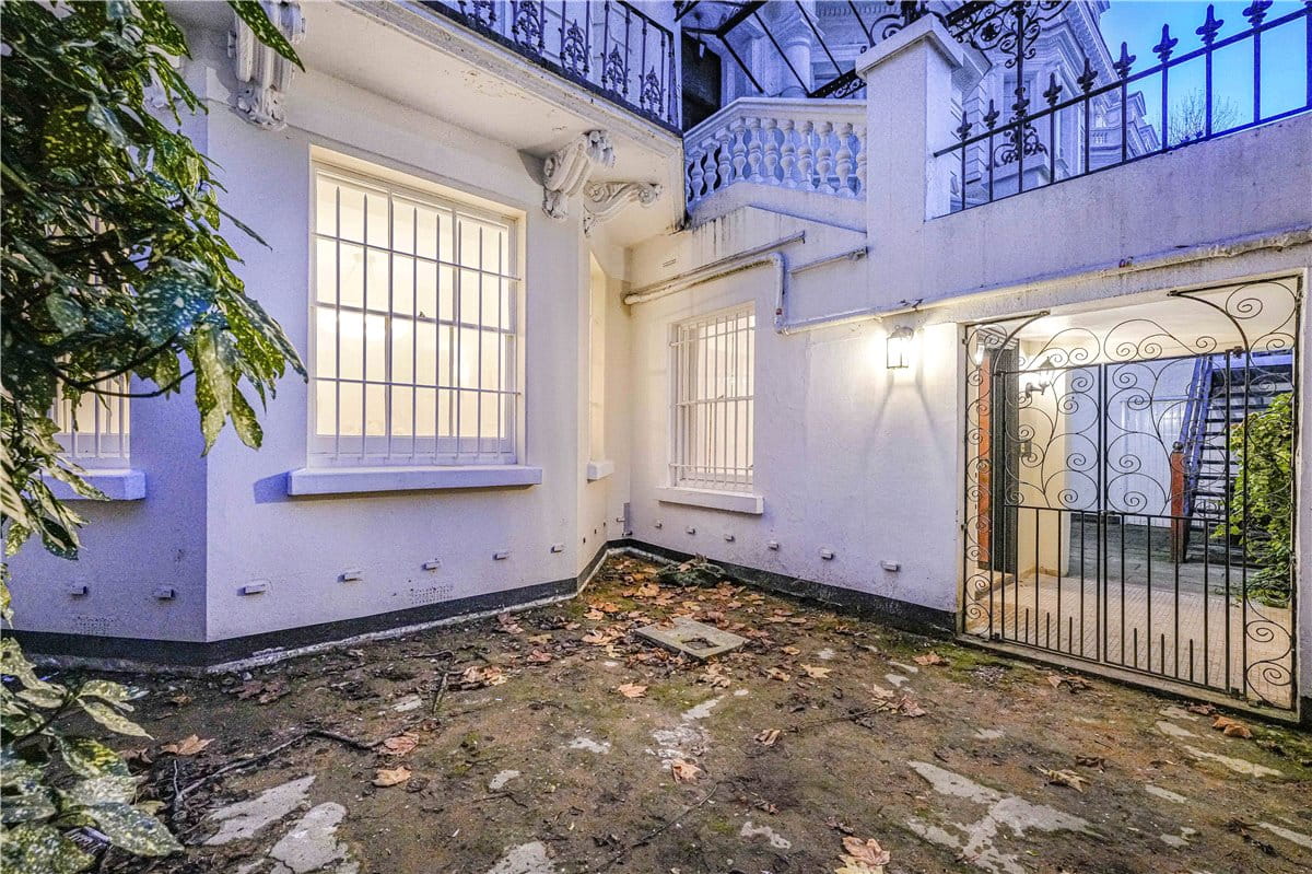 3 bedroom flat, Holland Park, London W11 - Available