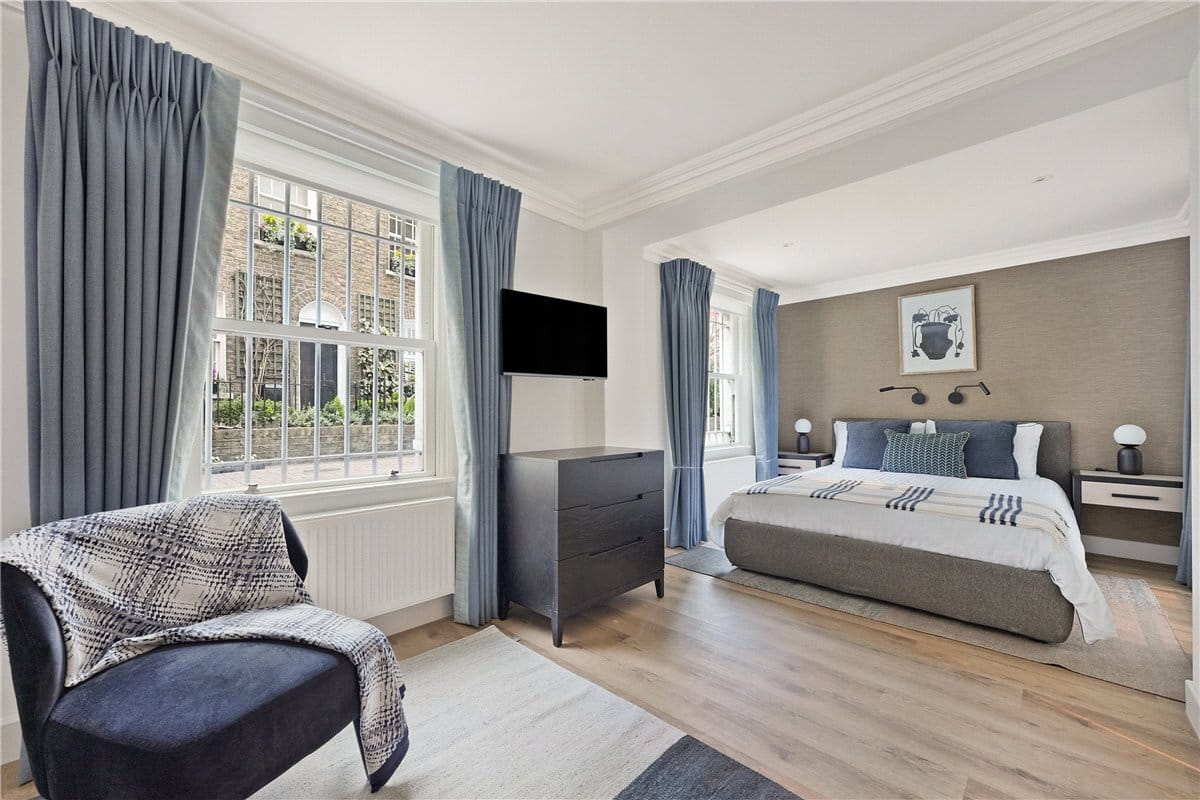 2 bedroom flat, Beaufort Gardens, Knightsbridge SW3 - Available
