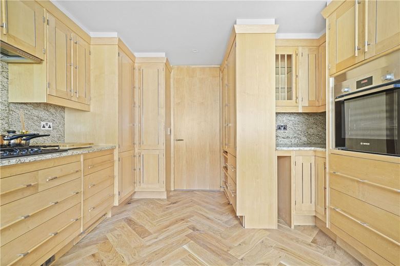 3 bedroom flat, Gloucester Square, Hyde Park Estate W2 - Available