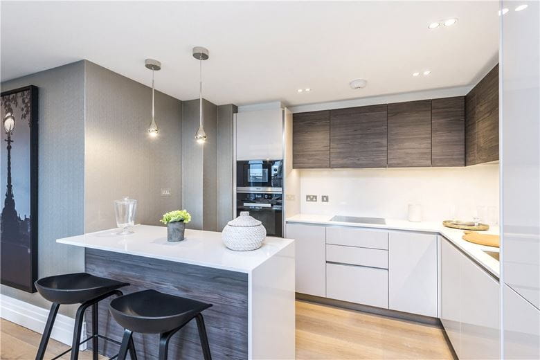 2 bedroom flat, Kensington Gardens Square, London W2 - Available