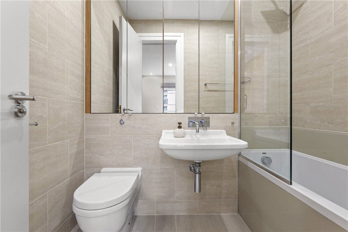 2 bedroom flat, Westbourne Grove, Bayswater W2 - Available