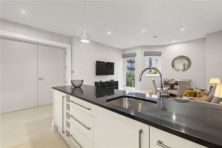 2 bedroom flat, Westbourne Grove, Bayswater W2 - Available