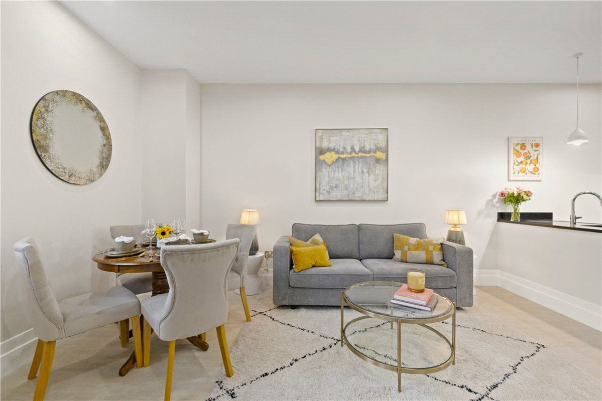 2 bedroom flat, Westbourne Grove, Bayswater W2 - Available