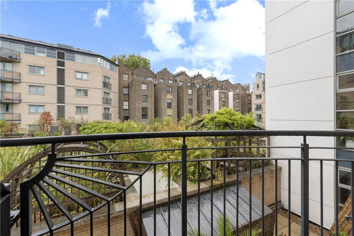 2 bedroom flat, Westbourne Grove, Bayswater W2 - Available
