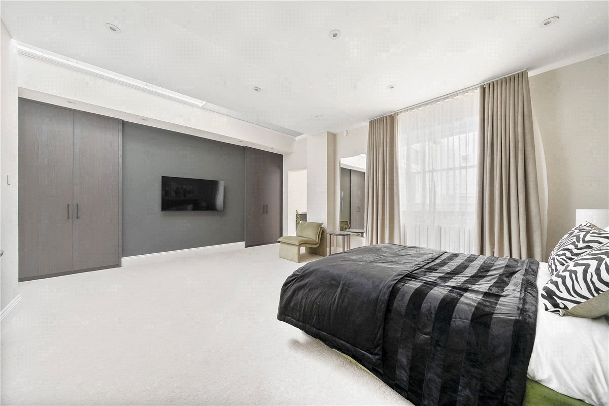 4 bedroom flat, Southwell Gardens, South Kensington SW7 - Available