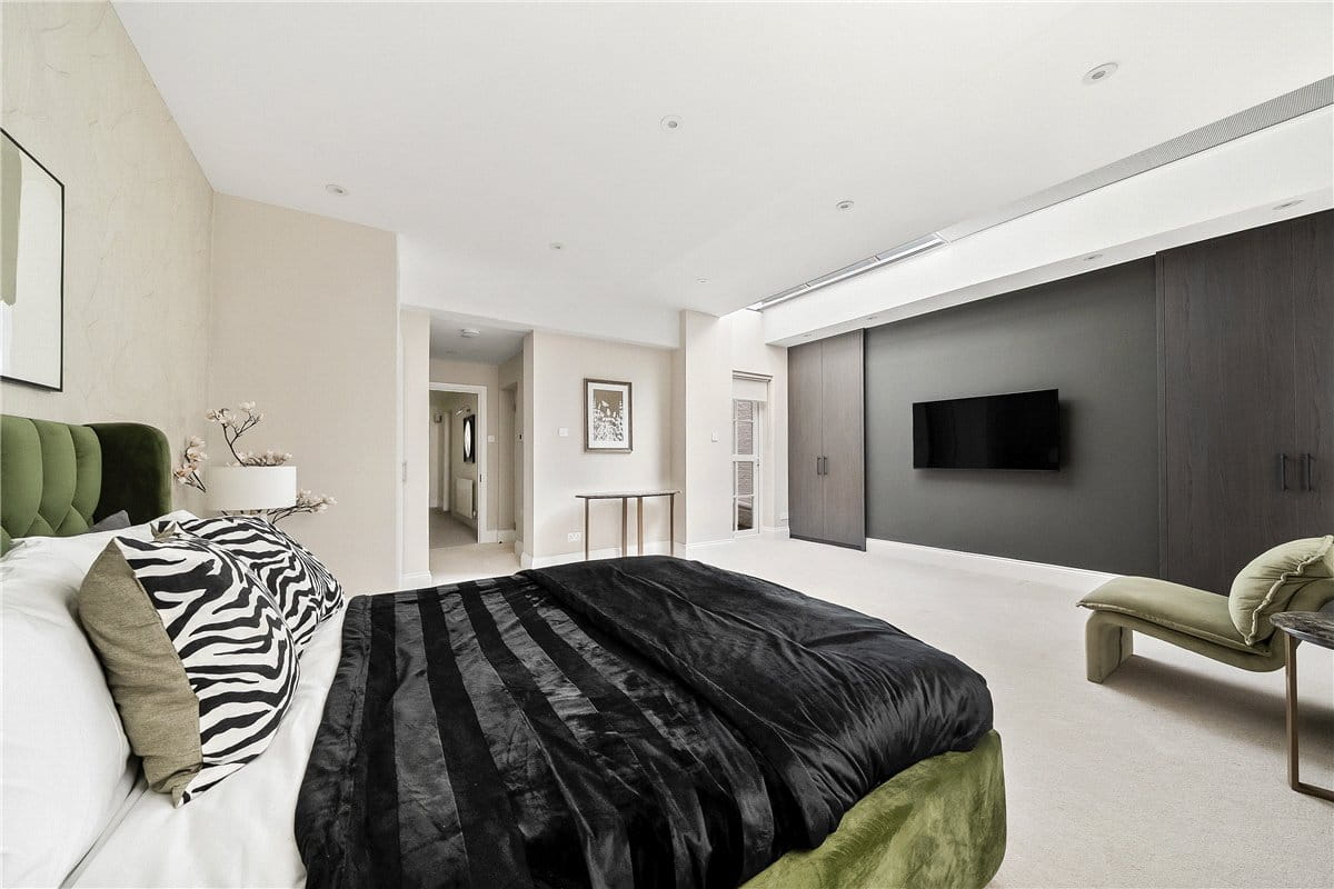 4 bedroom flat, Southwell Gardens, South Kensington SW7 - Available