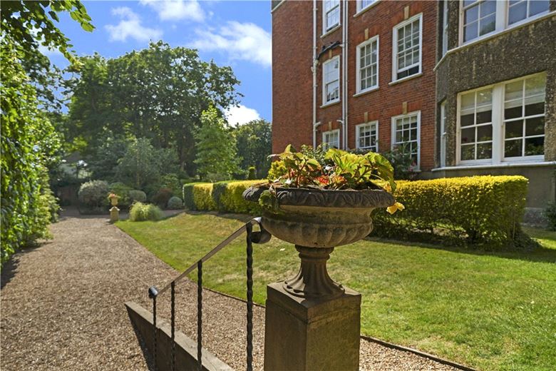 3 bedroom flat, The Little Boltons, Chelsea SW5 - Available