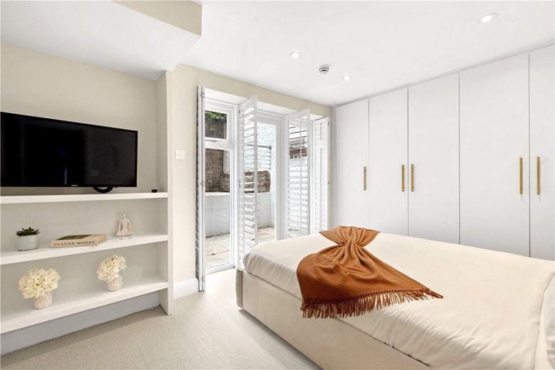 2 bedroom flat, Princedale Road, Notting Hill W11 - Available