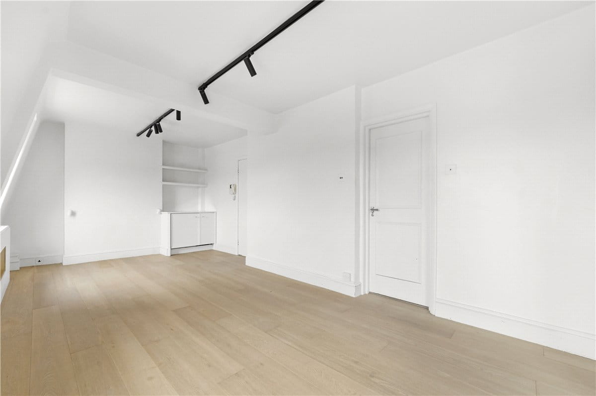 3 bedroom flat, Cadogan Square, London SW1X - Available