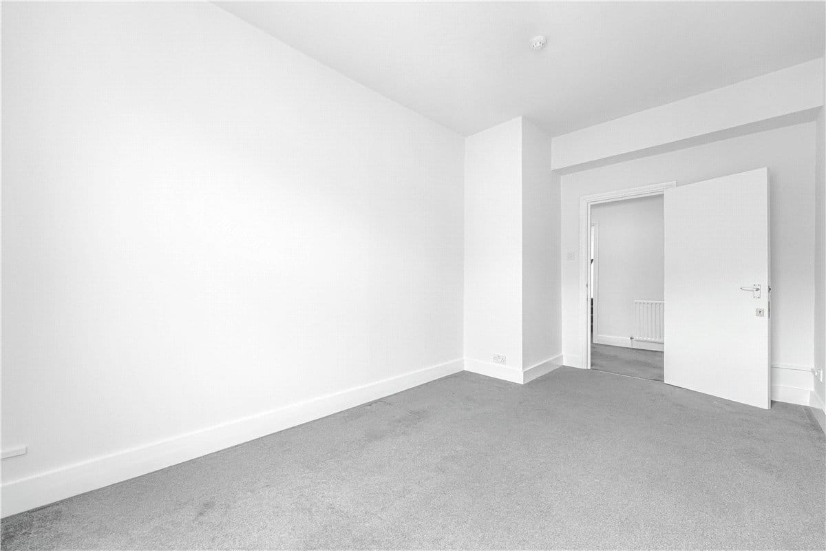 2 bedroom flat, Upper Addison Gardens, Holland Park W14 - Available