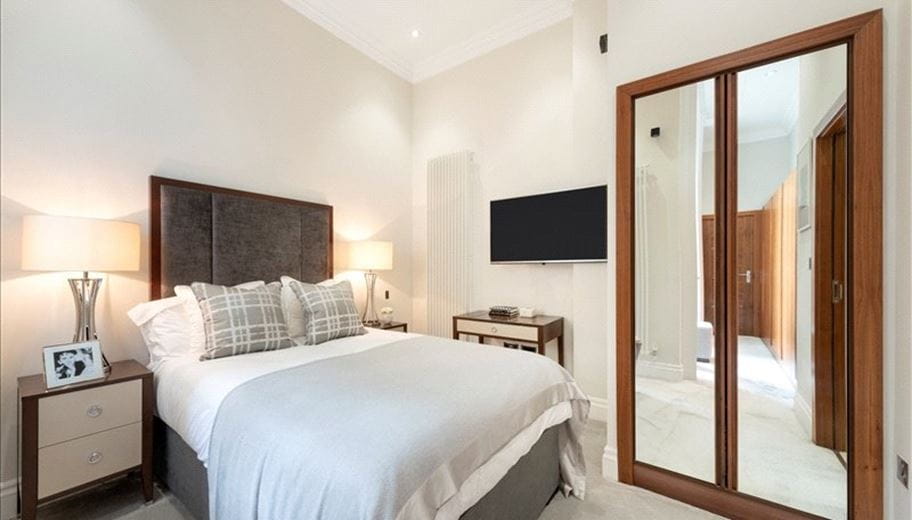 1 bedroom flat, Kensington Gardens Square, London W2 - Available