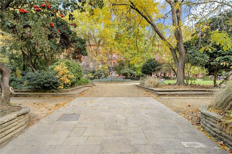 2 bedroom flat, Cadogan Square, Knightsbridge SW1X - Available