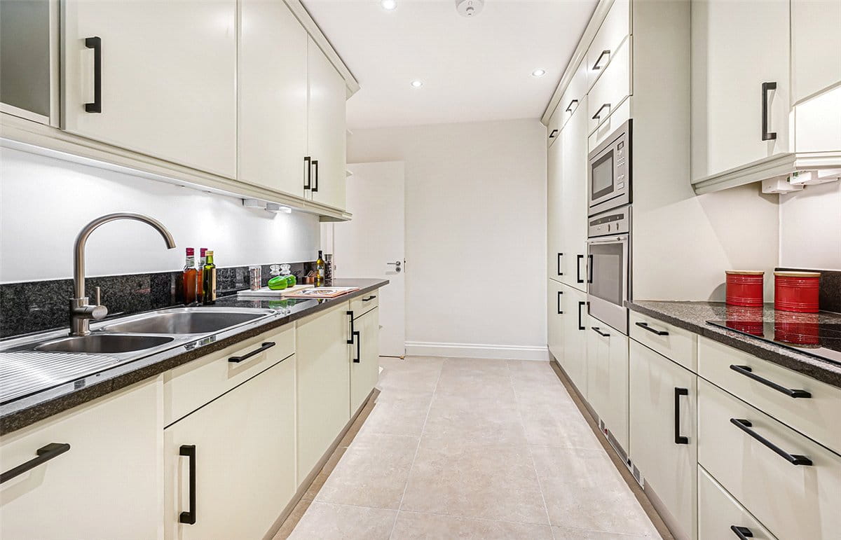 2 bedroom flat, Kensington High Street, Kensington W8 - Available
