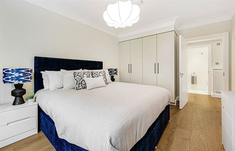 2 bedroom flat, Kensington High Street, Kensington W8 - Available