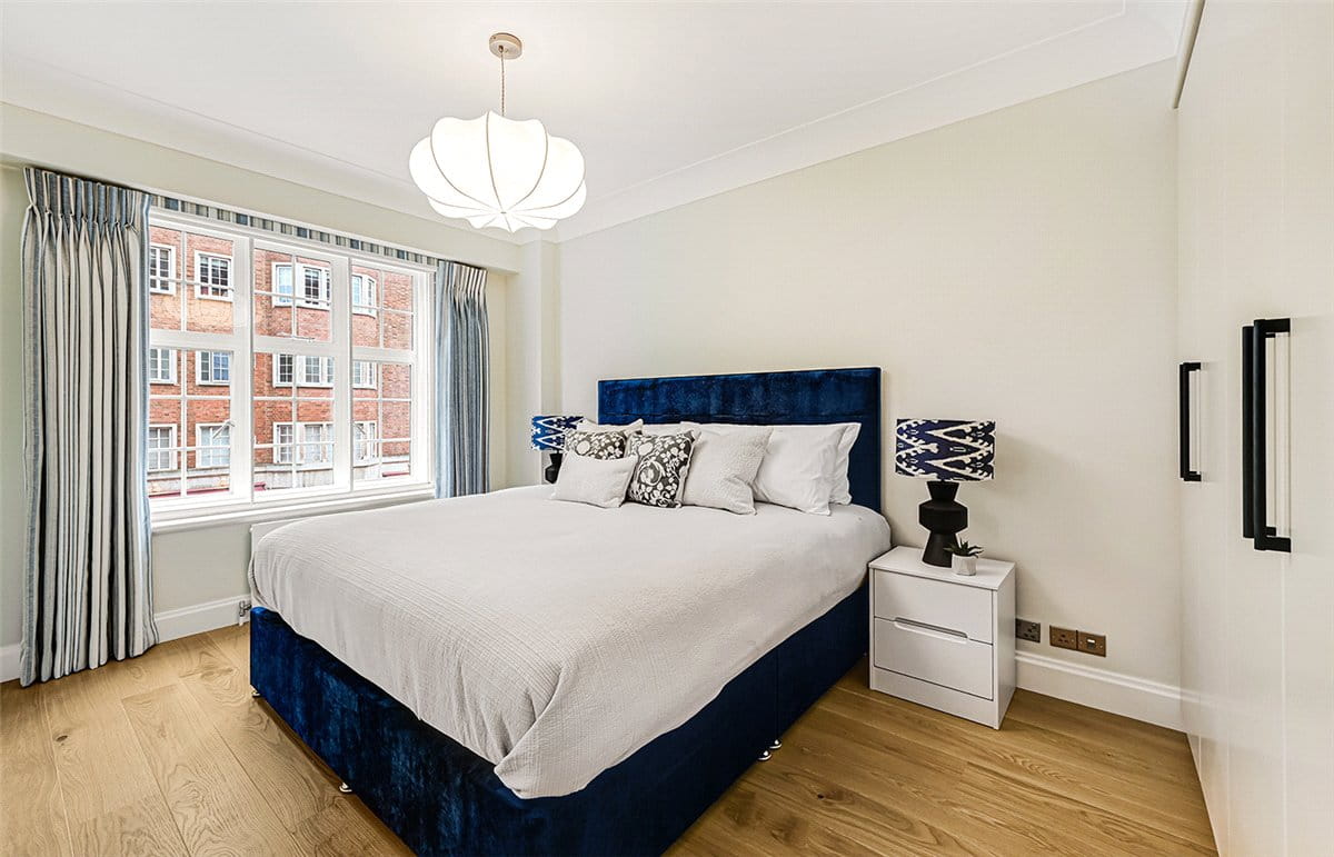 2 bedroom flat, Kensington High Street, Kensington W8 - Available