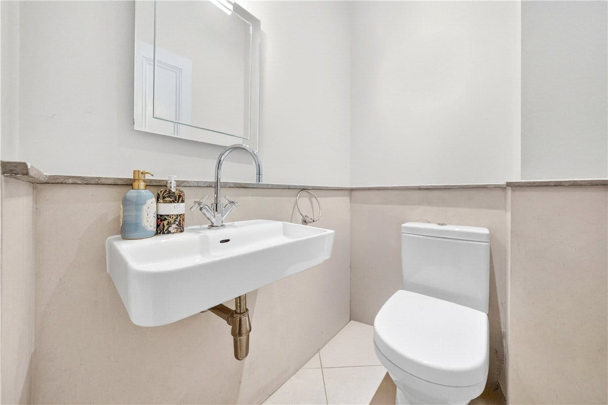 2 bedroom flat, Harrington Gardens, London SW7 - Available