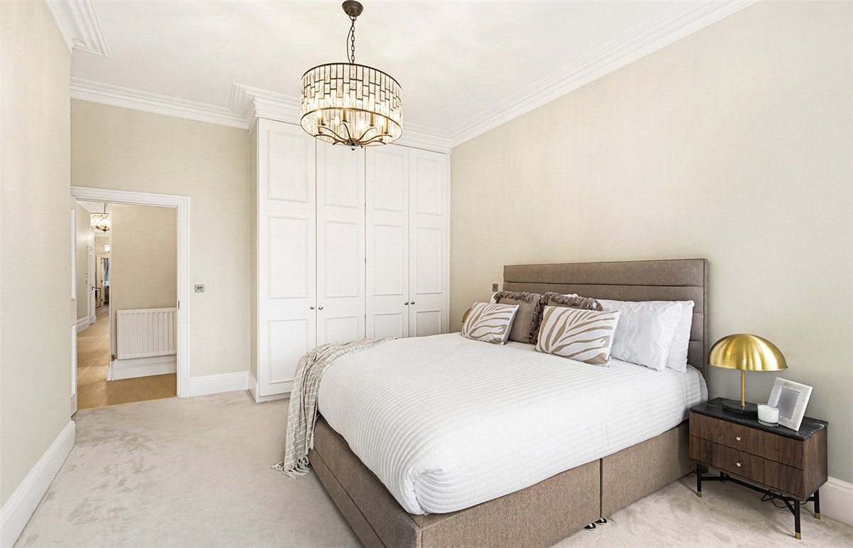 4 bedroom flat, Gloucester Road, South Kensington SW7 - Available