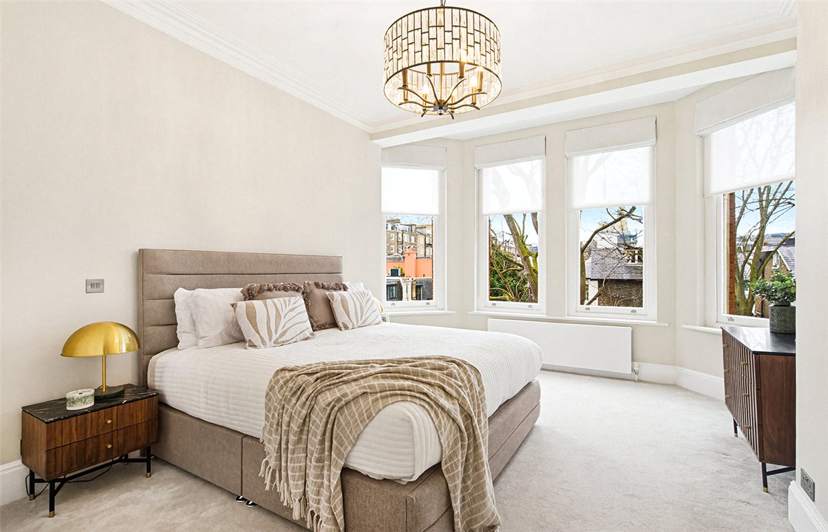 4 bedroom flat, Gloucester Road, South Kensington SW7 - Available