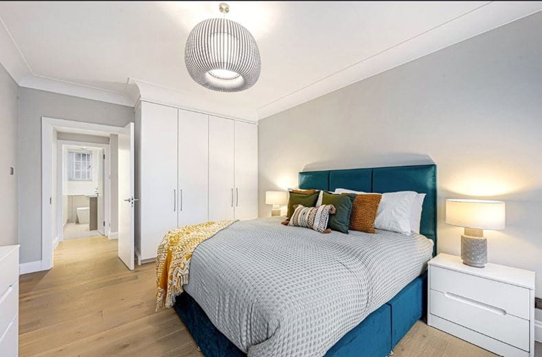 2 bedroom flat, Stafford Court, Kensington High Street W8 - Available