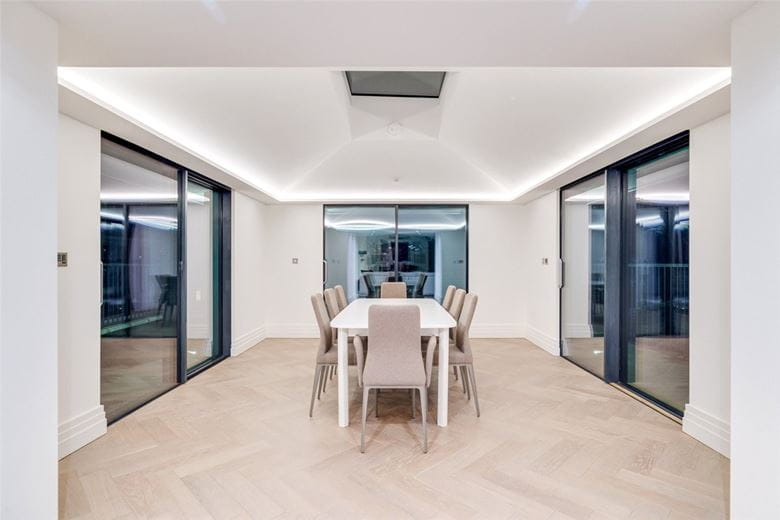 3 bedroom flat, Kensington Gardens Square, Bayswater W2 - Available