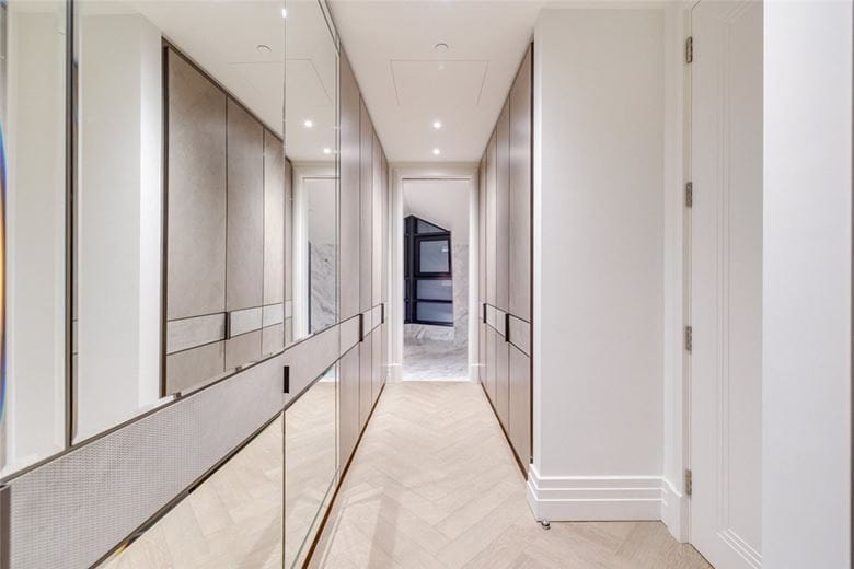 3 bedroom flat, Kensington Gardens Square, Bayswater W2 - Available