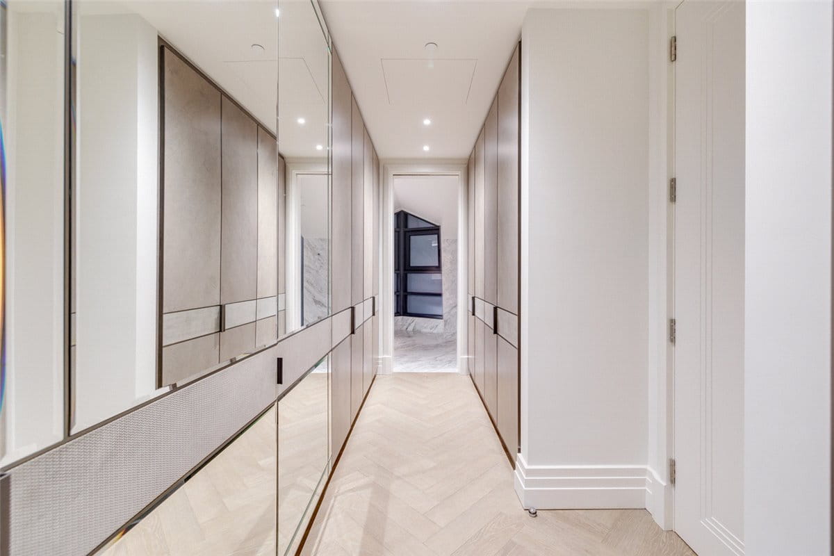3 bedroom flat, Kensington Gardens Square, Bayswater W2 - Available