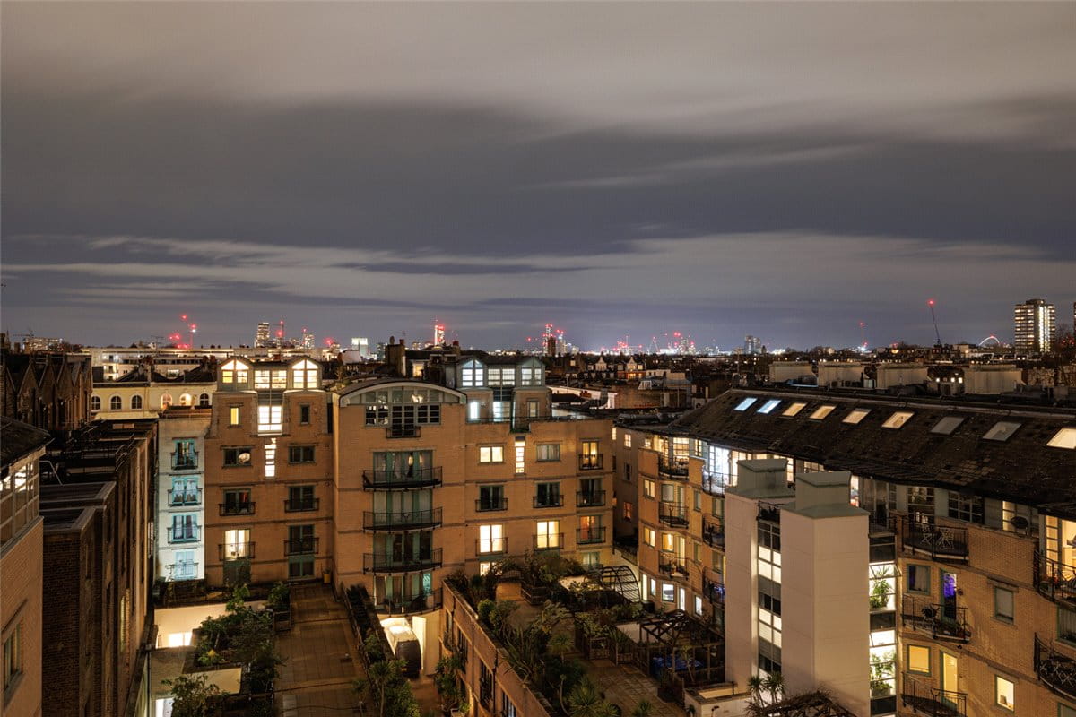 3 bedroom flat, Kensington Gardens Square, Bayswater W2 - Available