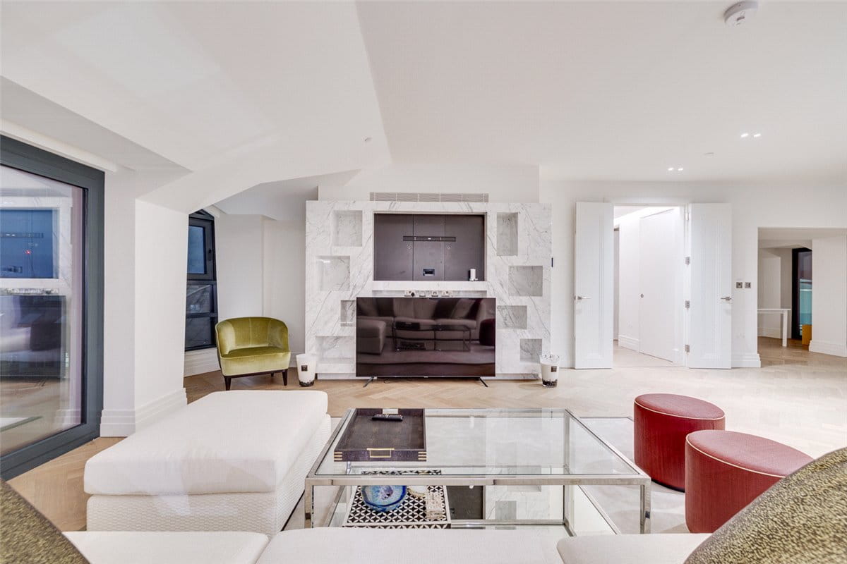3 bedroom flat, Kensington Gardens Square, Bayswater W2 - Available