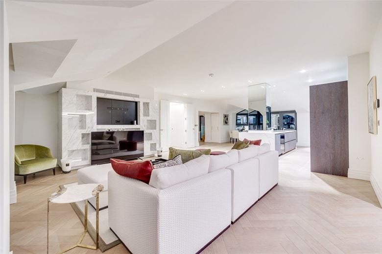 3 bedroom flat, Kensington Gardens Square, Bayswater W2 - Available