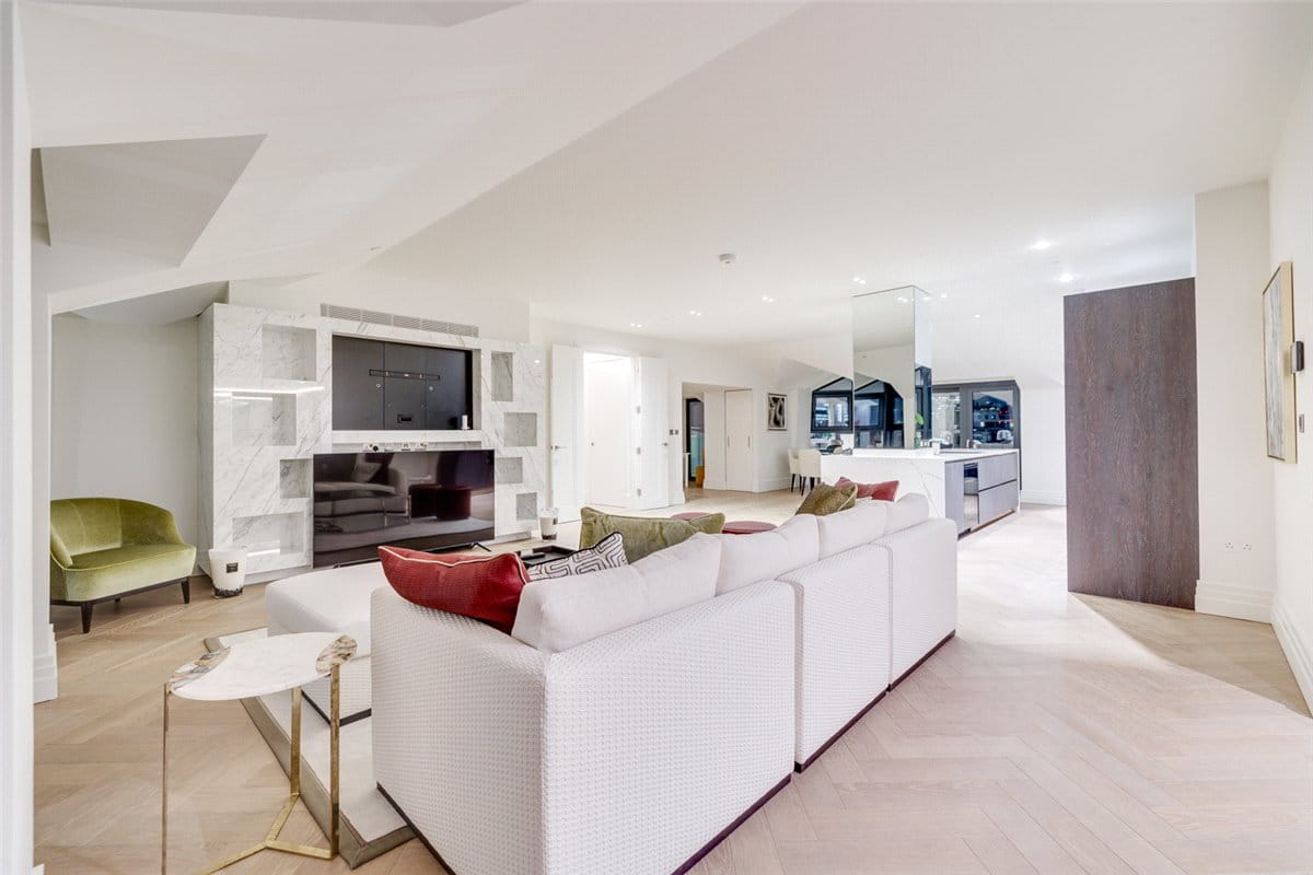 3 bedroom flat, Kensington Gardens Square, Bayswater W2 - Available