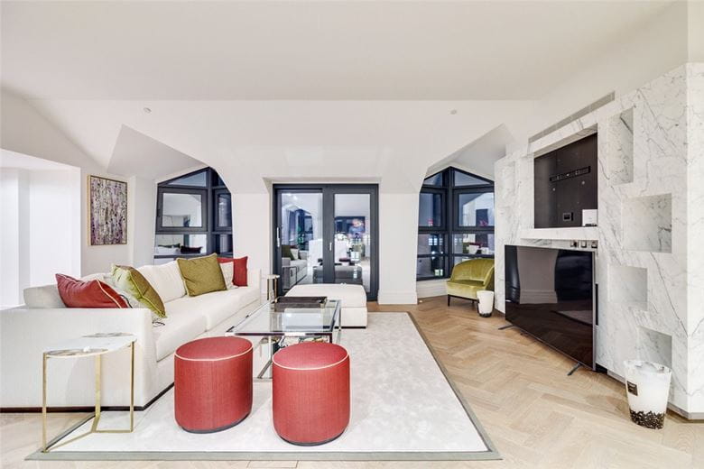 3 bedroom flat, Kensington Gardens Square, Bayswater W2 - Available