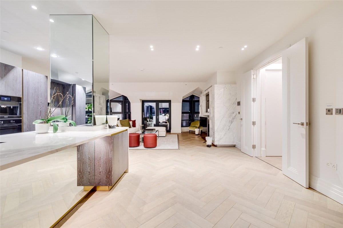3 bedroom flat, Kensington Gardens Square, Bayswater W2 - Available