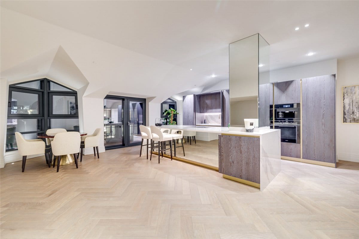 3 bedroom flat, Kensington Gardens Square, Bayswater W2 - Available
