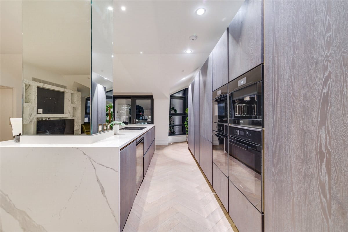 3 bedroom flat, Kensington Gardens Square, Bayswater W2 - Available