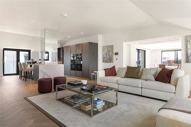 3 bedroom flat, Kensington Gardens Square, Bayswater W2 - Available