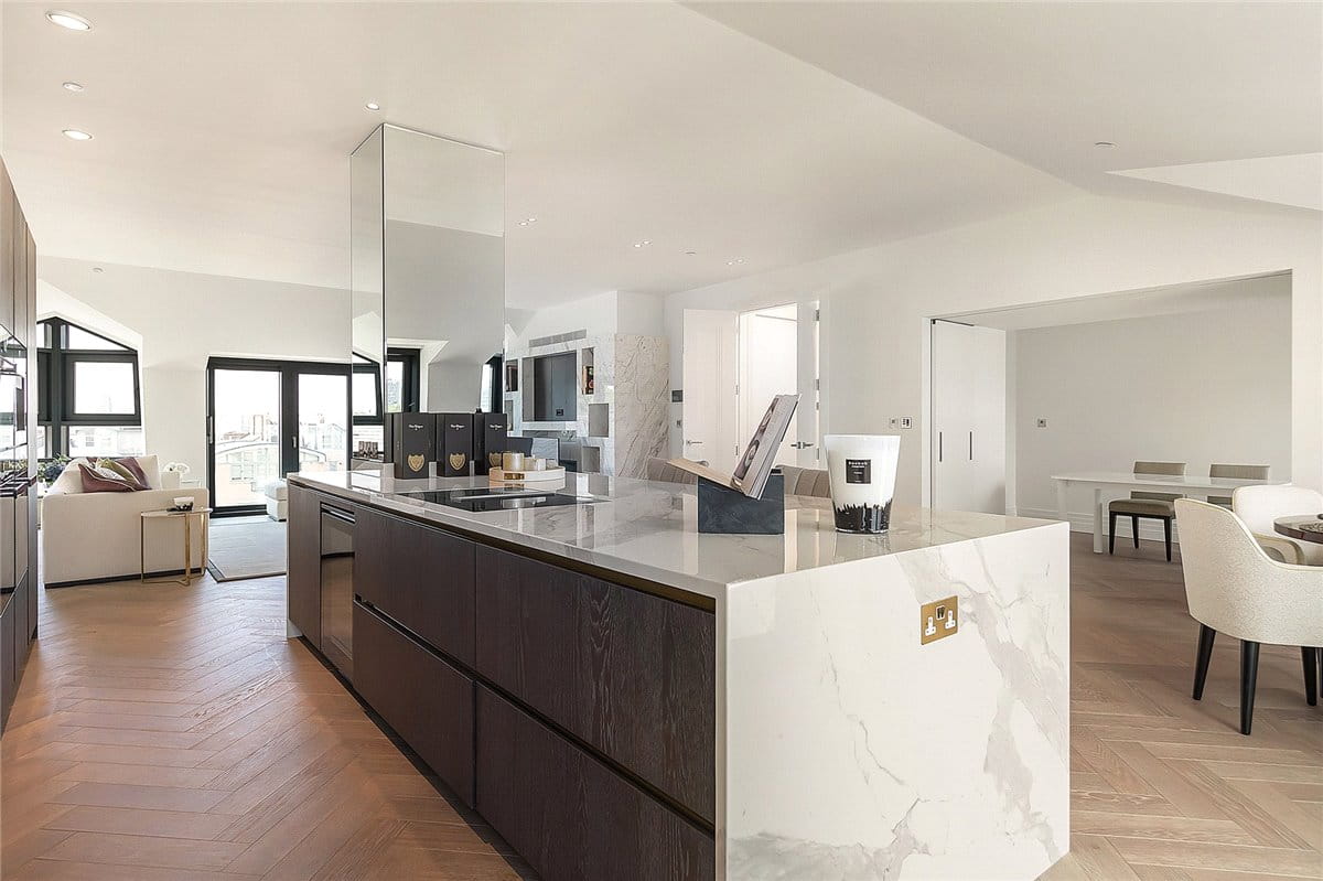 3 bedroom flat, Kensington Gardens Square, Bayswater W2 - Available