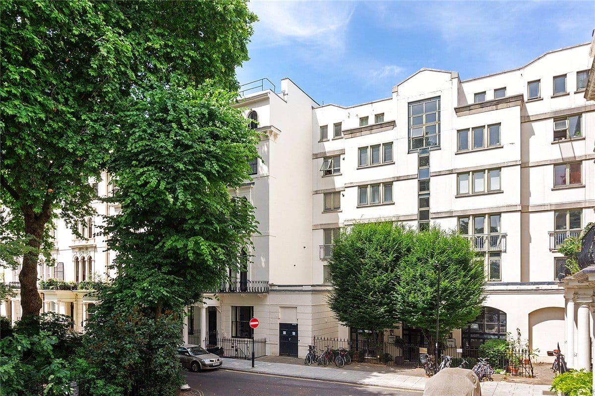 3 bedroom flat, Kensington Gardens Square, Bayswater W2 - Available
