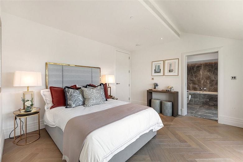 3 bedroom flat, Kensington Gardens Square, Bayswater W2 - Available