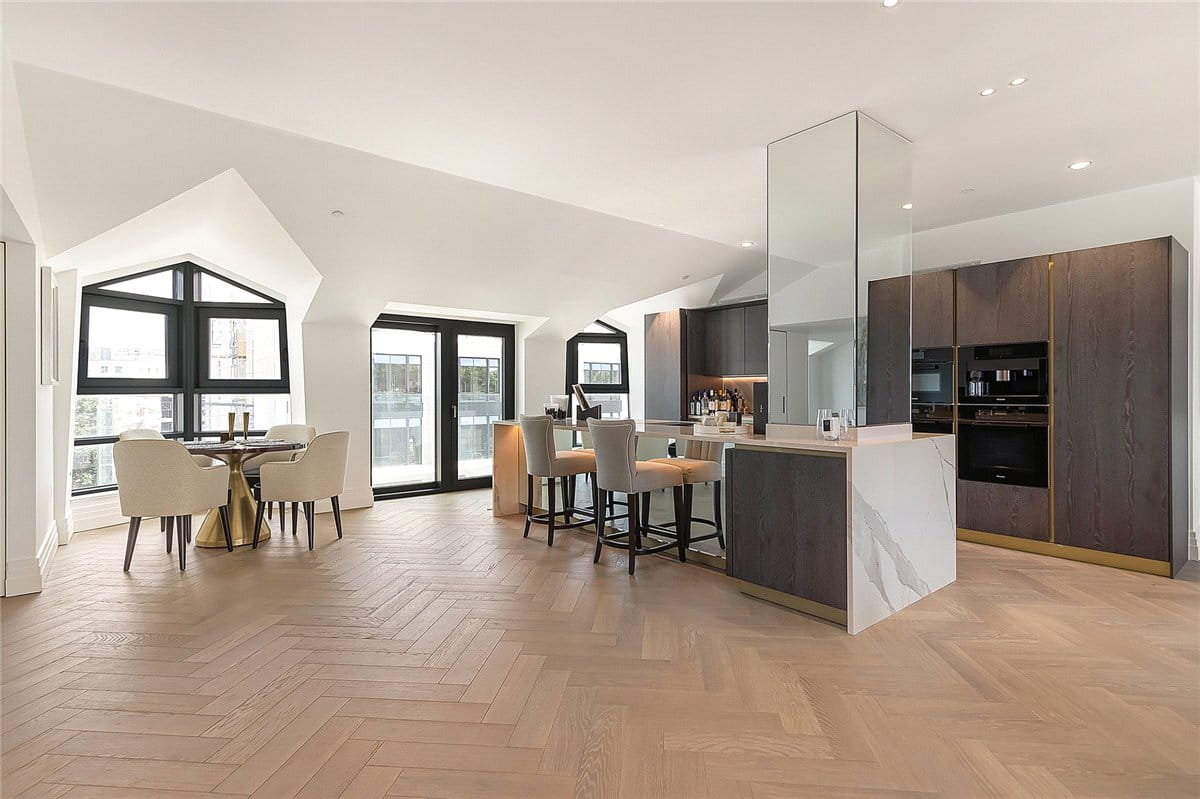 3 bedroom flat, Kensington Gardens Square, Bayswater W2 - Available