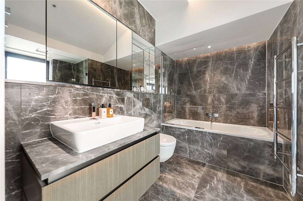 3 bedroom flat, Kensington Gardens Square, Bayswater W2 - Available