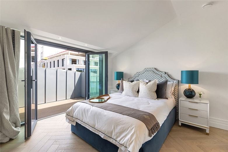 3 bedroom flat, Kensington Gardens Square, Bayswater W2 - Available