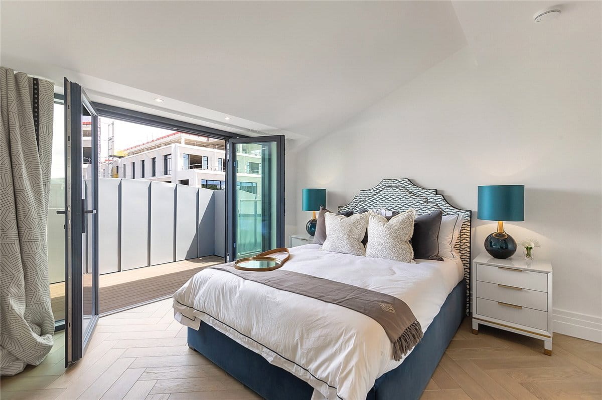 3 bedroom flat, Kensington Gardens Square, Bayswater W2 - Available