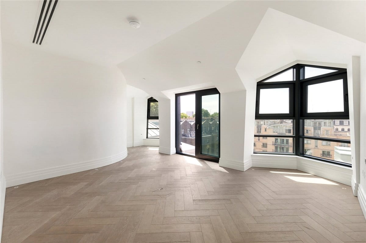 3 bedroom flat, Kensington Gardens Square, Bayswater W2 - Available