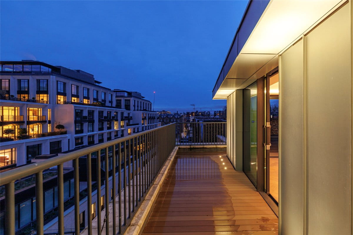 3 bedroom flat, Kensington Gardens Square, Bayswater W2 - Available