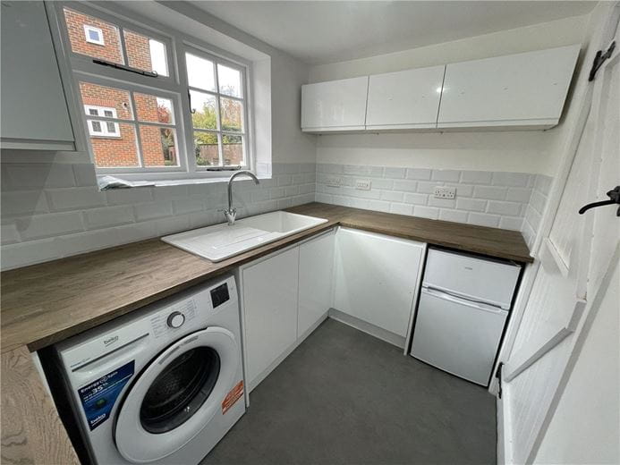 1 bedroom flat, High Street, Marlborough SN8 - Available