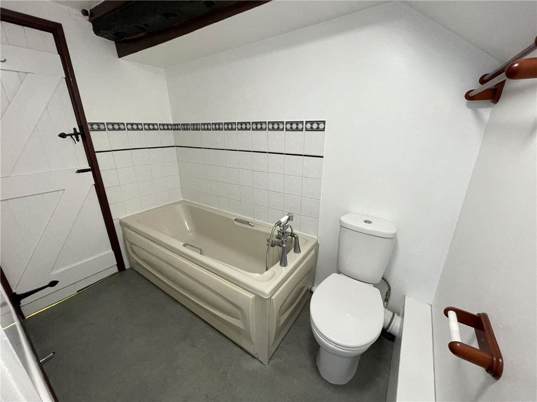 1 bedroom flat, High Street, Marlborough SN8 - Available